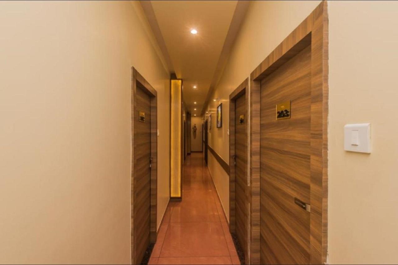 Aster Hotel Near Mumbai Airport ภายนอก รูปภาพ