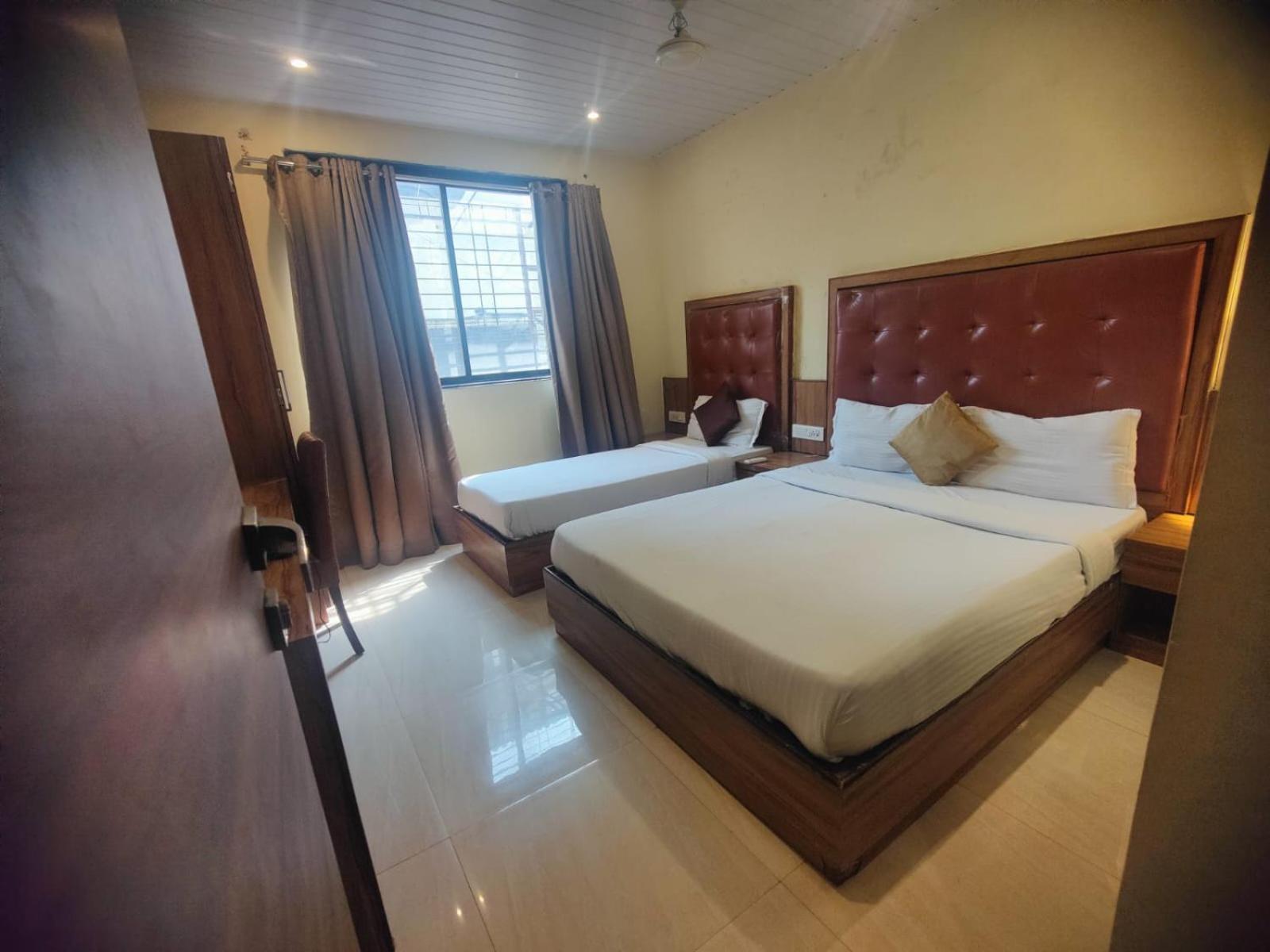 Aster Hotel Near Mumbai Airport ภายนอก รูปภาพ